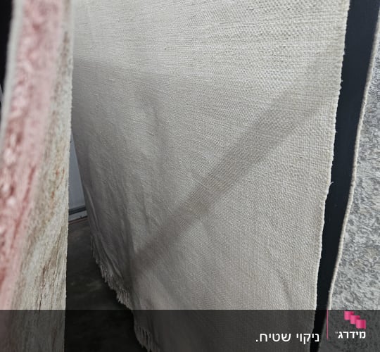 שטיחים תלויים לייבוש לאחר ניקוי
